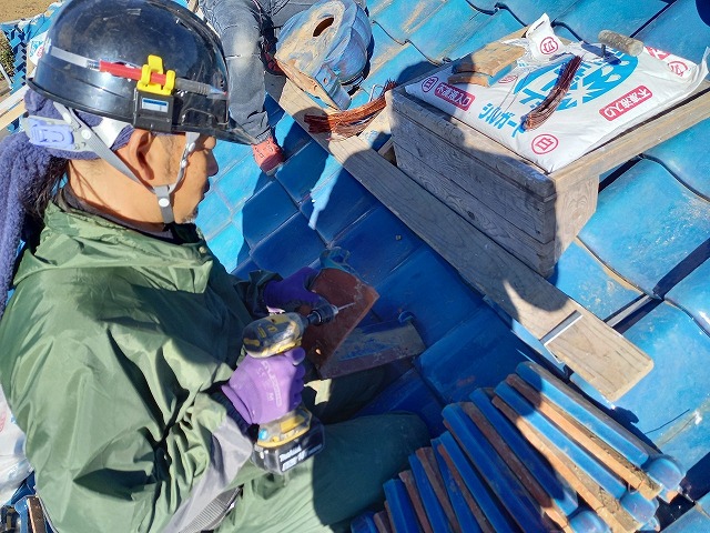 熨斗瓦の銅線仕込み